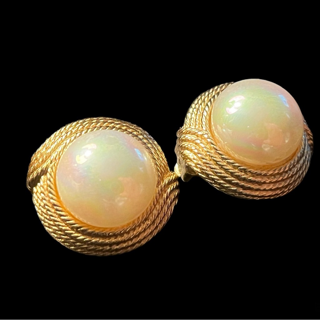 Vintage Ciner Faux Pearl Clip Earrings 35$